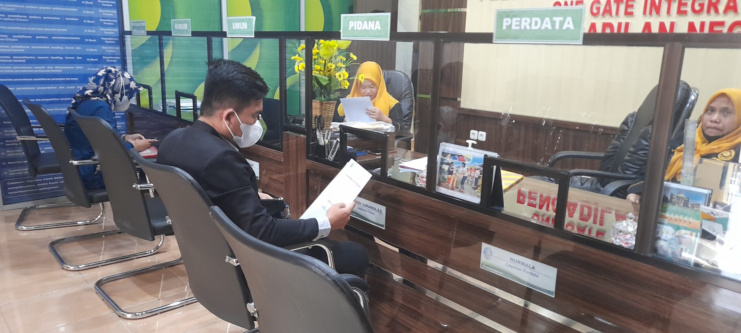 Herman Hamzah Kuasa Hukum Pemohon pada saat mendaftarkan Gugatan Praperadilan di PTSP PN LAHAT