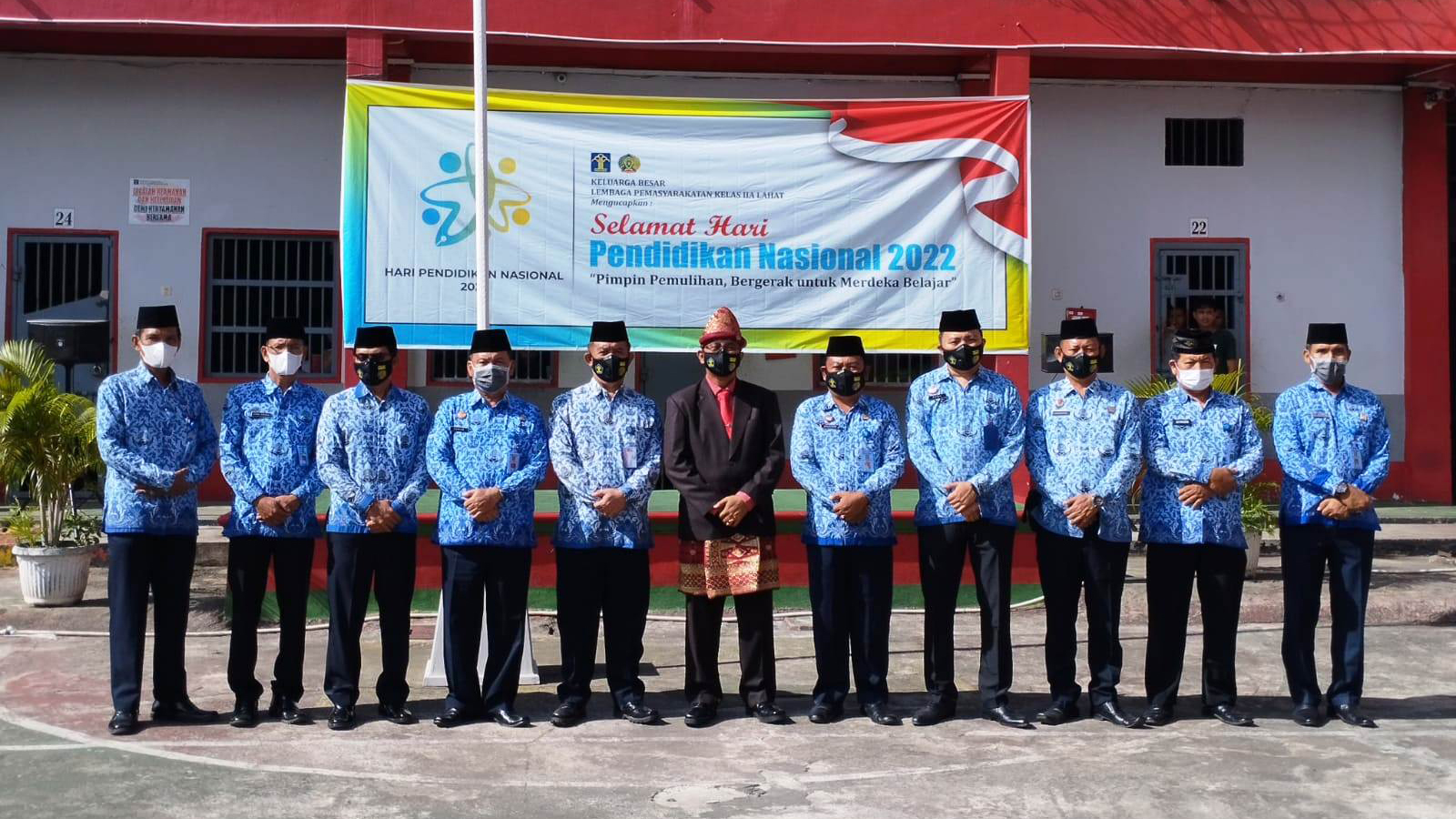 Foto bersama pejabat struktural Lapas Lahat usai Upacara Hari Pendidikan Nasional