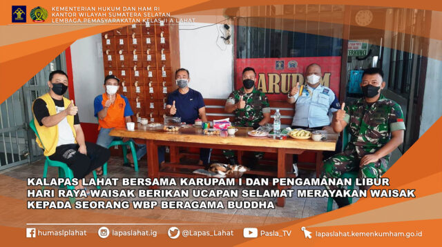 Kalapas Lahat bersama Karupam I dan pengamanan Libur Hari Raya Waisak Kodim 0405 Lahat berikan ucapan selamat kepada seorang WBP beragama Buddha